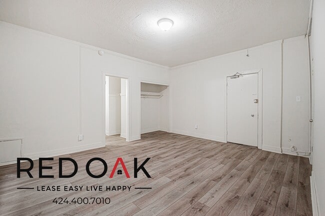 Building Photo - 246 S Kenmore Ave Unit 202