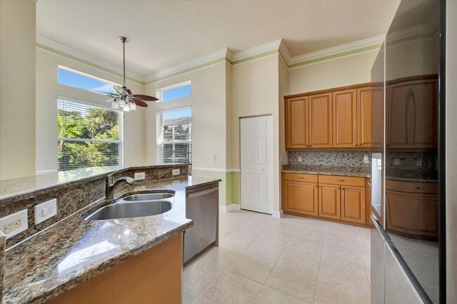 Photo - Convenient Central Location - 4 Bedroom + ...