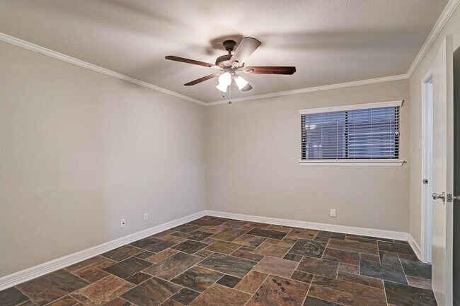 Photo - 405 Hawthorne St