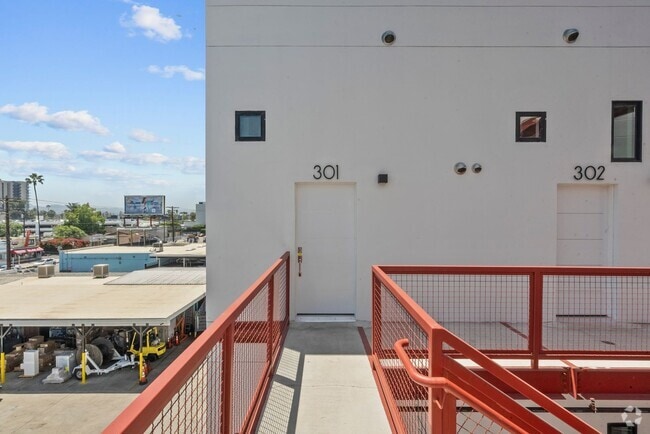 Building Photo - 5617 Klump Ave Unit 301 Rental