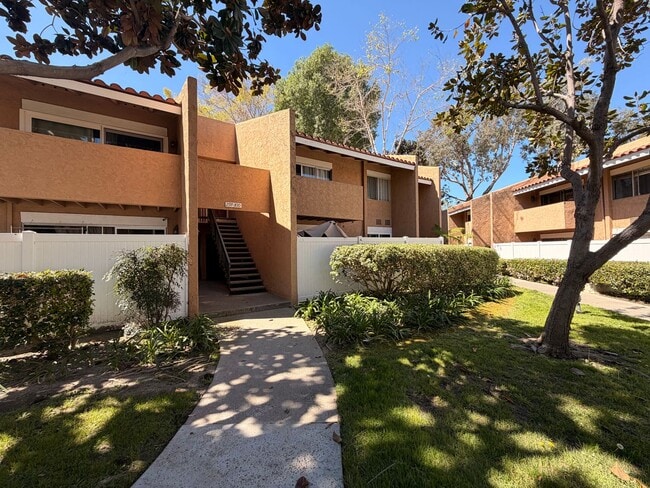 Building Photo - Updated 2 Bed, 2 Bathroom Condo For Rent w/ Parking! - South Coast Metro Unit 298