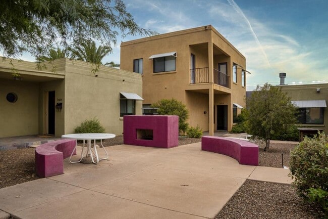 Building Photo - 2010 E 1st St