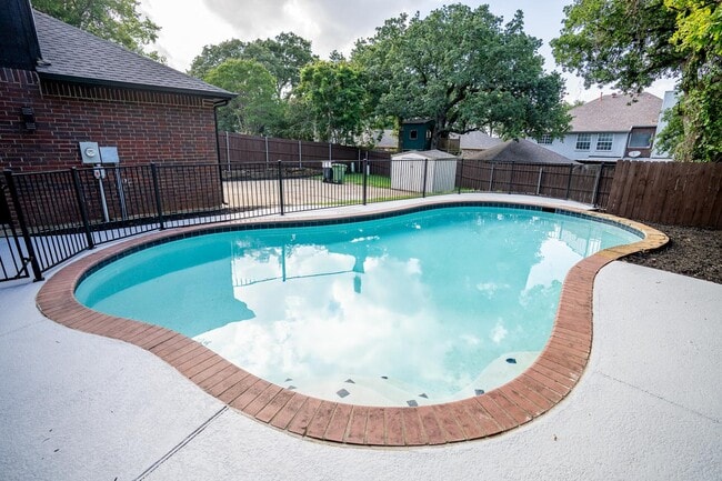 Building Photo - 7625 Shadow Wood Dr Rental