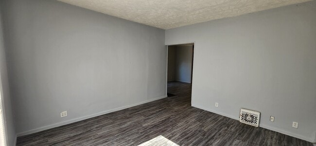 Photo - 115 E Conron Ave