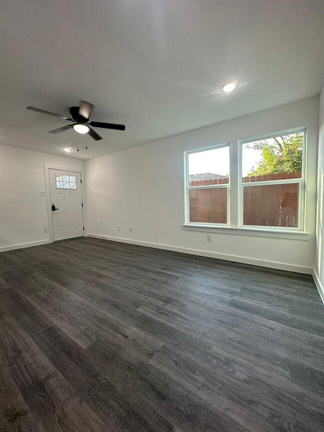 Photo - 7611 Shotwell St