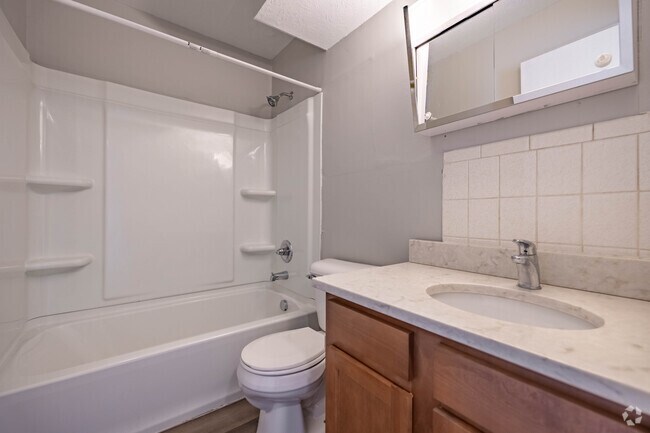 2BR, 1BA - 756SF - Primary Bathroom
