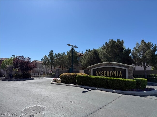 Building Photo - 10555 Lessona St