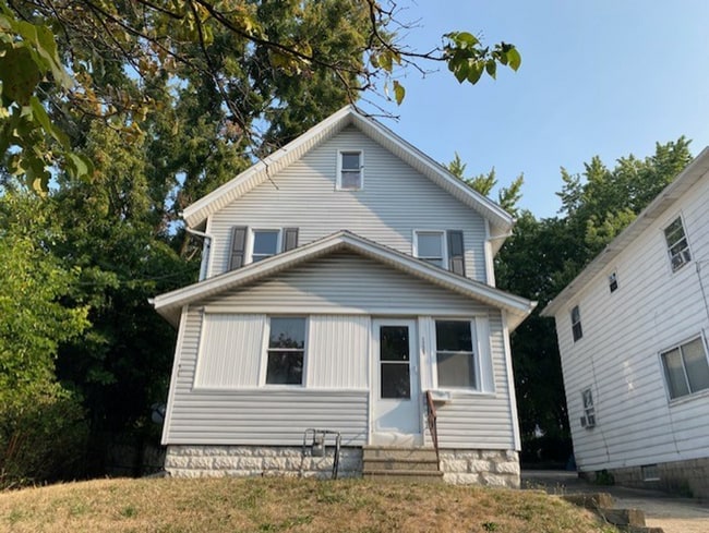 Building Photo - Roomy Goodyear Heights 5-Bed with Finished... Rental