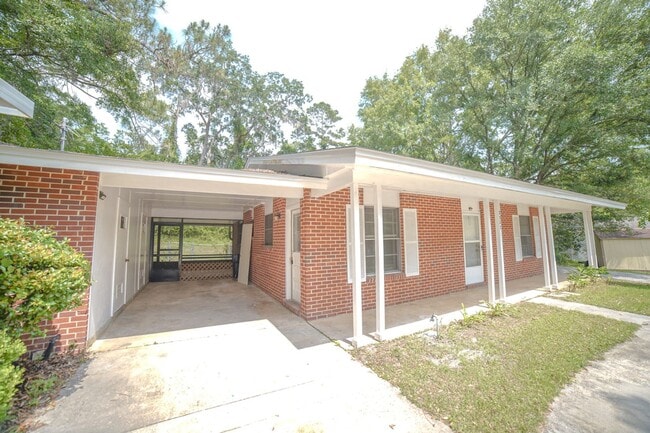 Photo - 3 Bed / 2 Bath Brick Home With Yard In Town