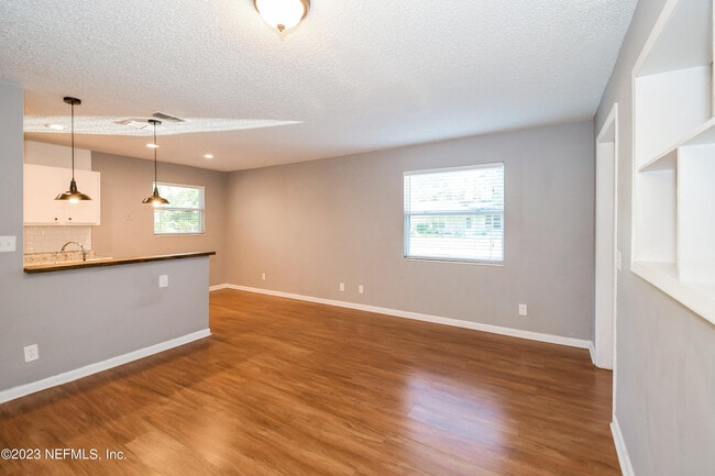 Photo - 868 Filmore Ln