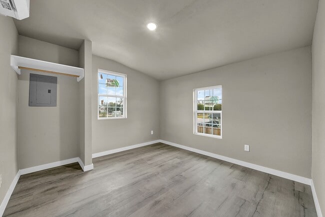 Photo - 418 E 36th St