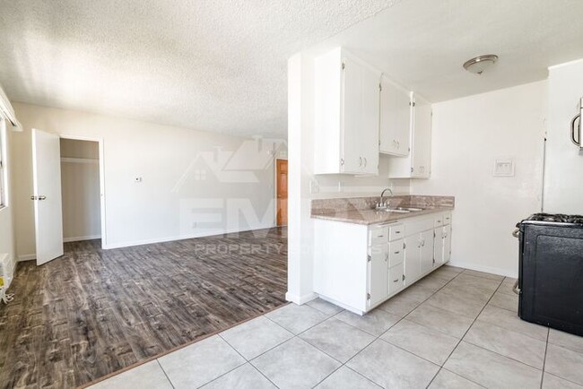 Building Photo - 2 bed 1 bath unit in Inglewood 90302 Long ... Rental