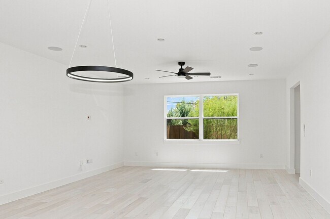 Photo - 1500 Sylvan Glade Unit 1 B
