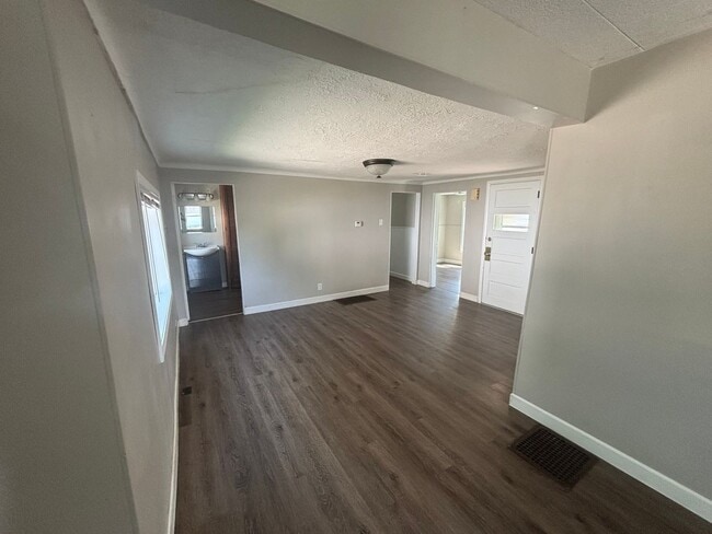 Photo - 511 W 2nd St