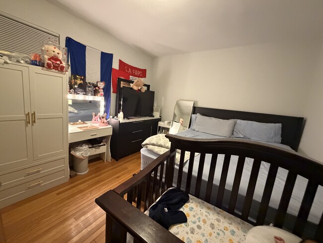 Building Photo - 5937 W Dakin St Unit 1