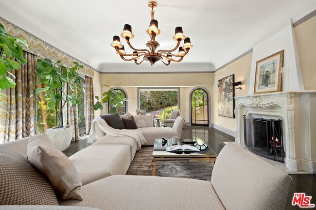 Photo - 3300 N Knoll Dr