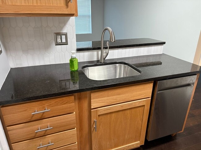 Photo - 435 W 9th St