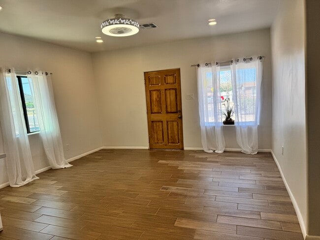 1416 N El Rio Dr