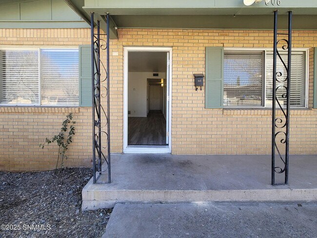 Photo - 606 Maple St