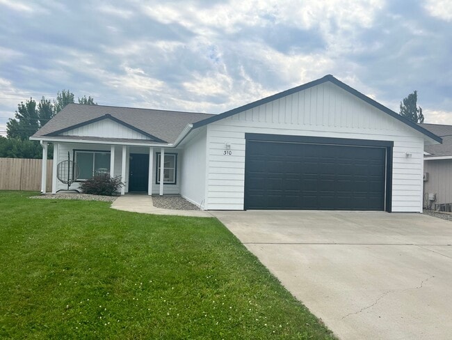 Photo - Beautiful 4 Bedroom 2 Bathroom Home with Yard and AC