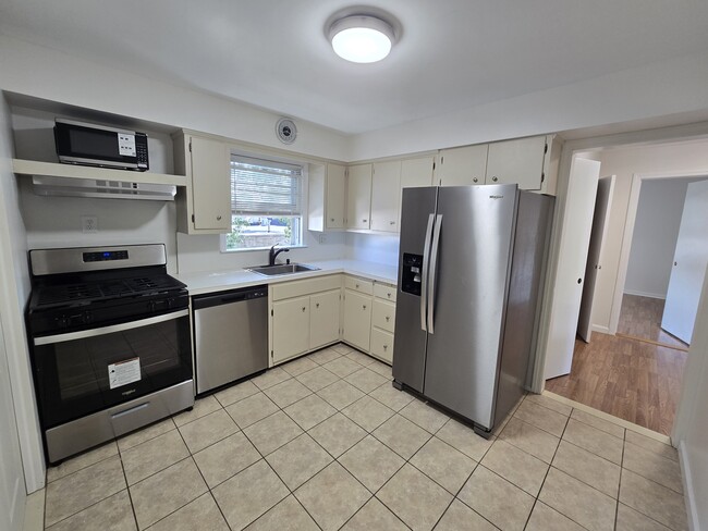 Photo - 128 E Maple St Unit LG Bright 3 BDRM