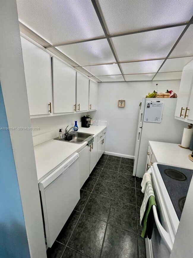 Photo - 2350 NE 135th St Unidad 208