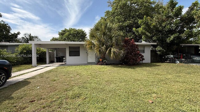 Building Photo - 1525 NW 18th Ct