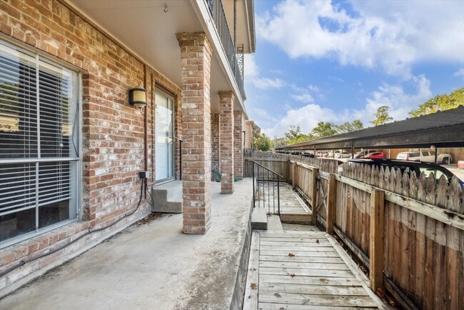 Photo - 811 Threadneedle St Unit True