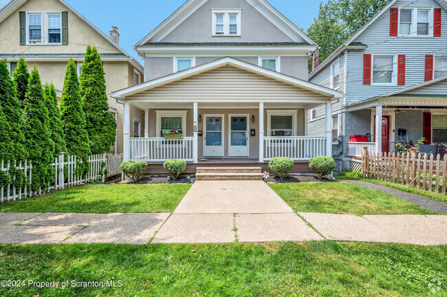 Building Photo - 2215-2217 Capouse Ave Rental