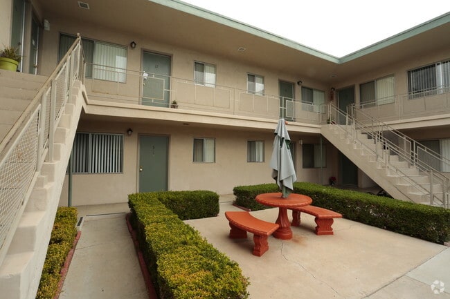 Picnic Area - The Glorias Apartments