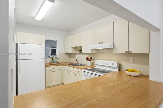 Building Photo - 305 W 68th St Unit 206