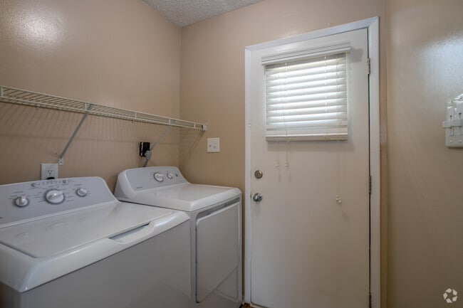 1 BD, 1 BA - 750SF - Laundry Room