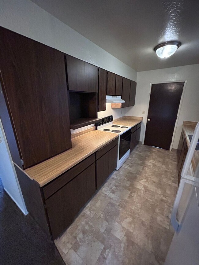 Photo - 3 bedroom 1 bath house w/ attached garage in Coos Bay!