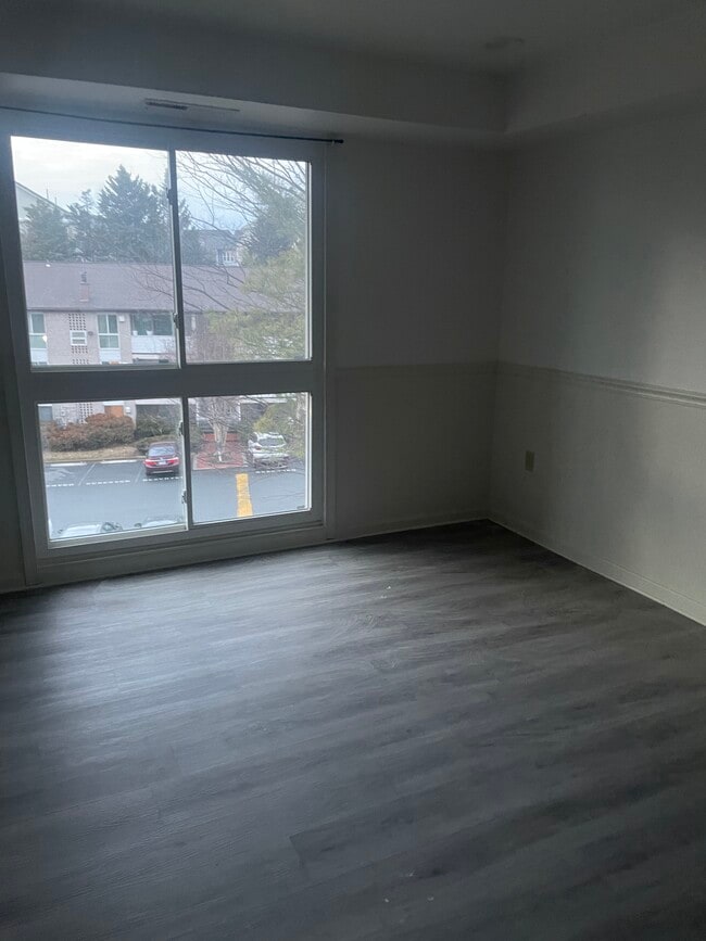 Building Photo - 5608 Bloomfield Dr Unit 203