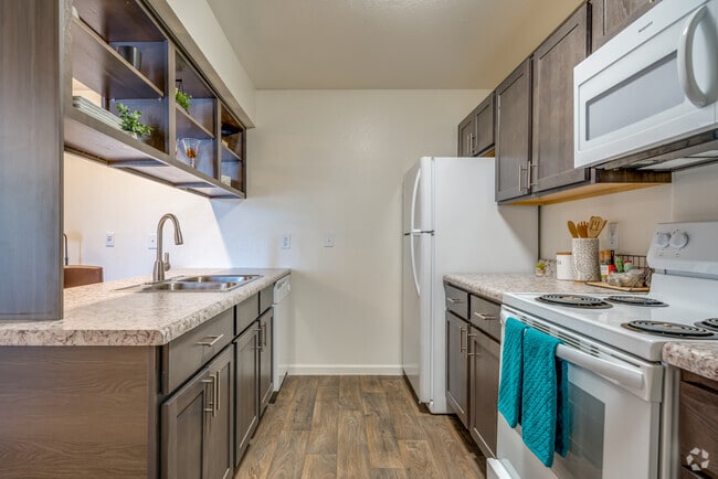 1 BR, 1 BA - 607 SF