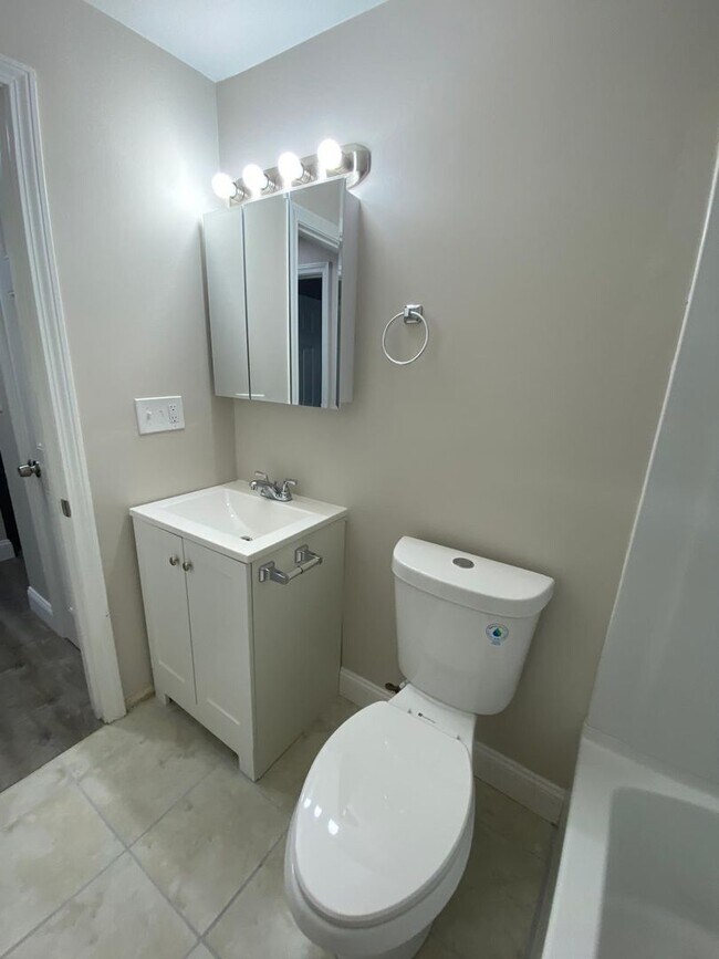 Photo - Fully Renovated 2 Bed with Heat, Hot Water and gas for cooking included. Unidad 16