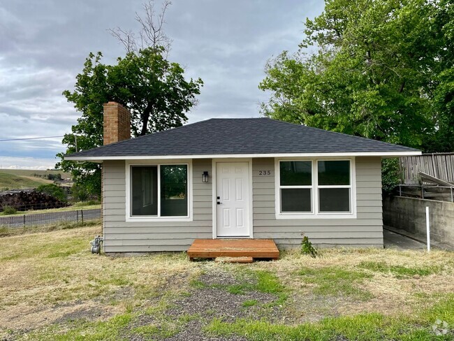 Building Photo - Updated Cottage in Pilot Rock Rental