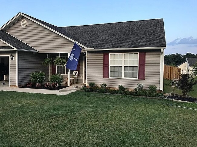 Photo - 412 Woodford Way