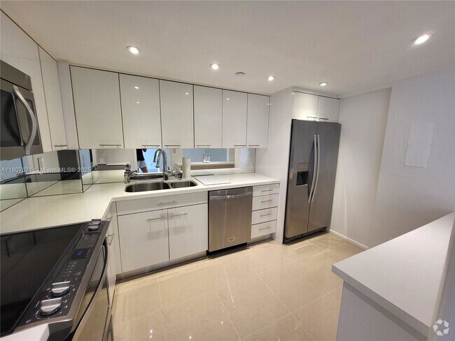 Building Photo - 1000 Quayside Terrace Rental