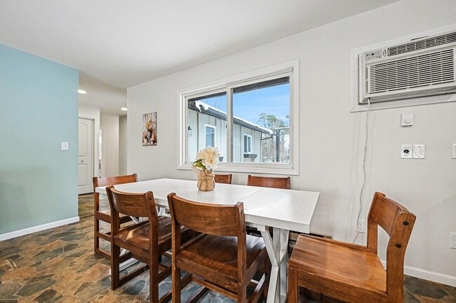 Photo - 325 W Delhi Rd