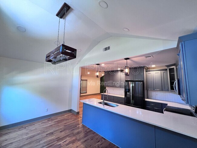 Photo - 334 Dargan Pl SW