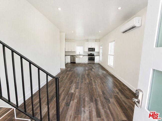 Building Photo - 1449 W 28th St Unit 1447