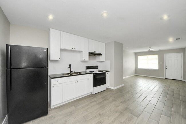 Building Photo - 5435 Pardee St Unit 20