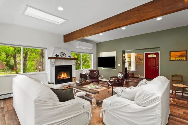 Building Photo - 5180 County Hwy 14 Unit SI ID1492987P