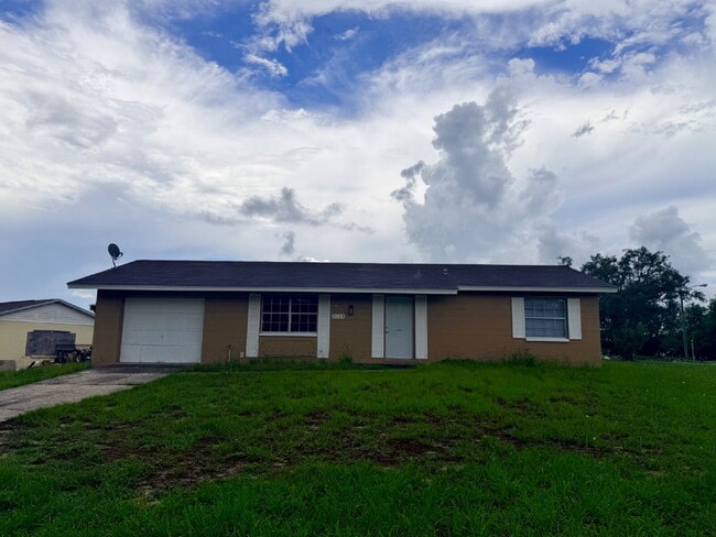 Building Photo - 4 Bedroom 1.5 Bathroom House For Rent