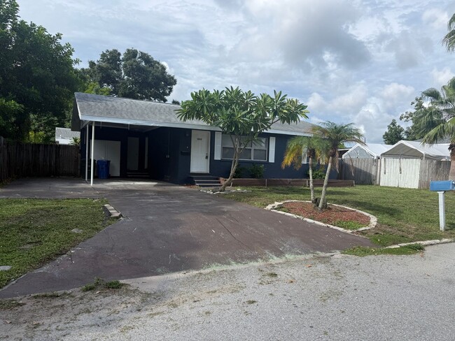 Building Photo - 1612 15th Ave W