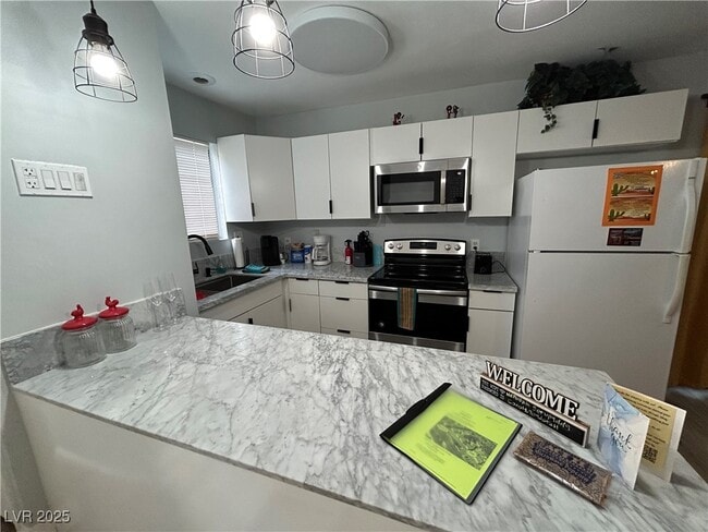 Photo - 5045 Spencer St