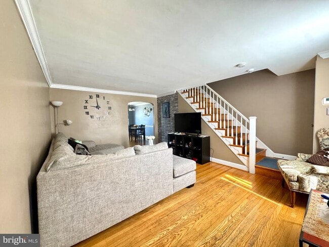 Photo - 827 Hampshire Rd