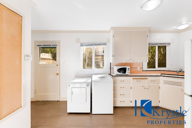 Photo - 155 W I St Unit 3