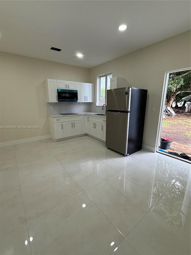 Building Photo - 559 NW 2nd St Unit 2